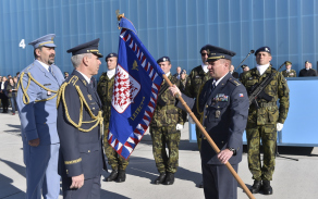 novy_velitel_prebral_bojovy_prapor_utvaru.jpg
