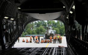 Otevření nákladového prostoru C-17