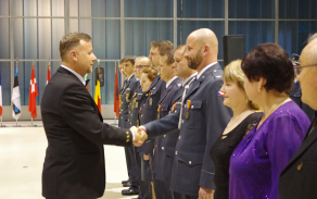 velitel základny udělil vybraným příslušníkům Pamětní odznak základny