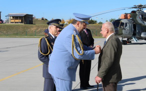 pan_jaks_z_budkova_prebira_z_rukou_veleni_zakladny_pametni_odznak.jpg