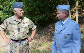 plukovník Michael Longstaff z britského velvyslanectví a plukovník Miroslav Svoboda zástzpce velitele 22.zvrl