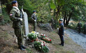 plukovnik_m._longstaff_vzdava_cest_padlym.jpg