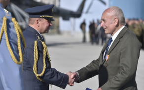 plukovnik_svoboda_gratuluje_svatopluku_jaksovi.jpg