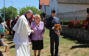 paní Věra položila věnec u pamětní desky svého otce v Martínkově