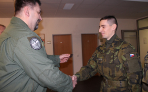 povýšení důstojníků z rukou velitele základny