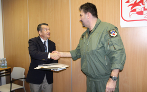 na oplátku předal velitel Čepelka zajímavé publikace o naší republice