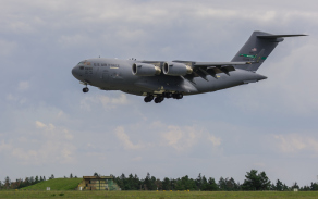 Přílet C-17 na základnu