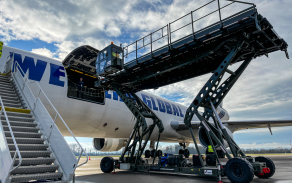 Příprava vykládky z letadla MD-11