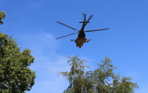 součástí programu pietního aktu byl rovněž průlet vrtulníku Mi-171 z náměšťské vrtulníkové základny