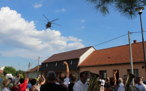 ceremoniál byl zahájen průletem vrtulníku Mi-171 z vrtulníkové základny Náměšť