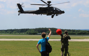 průlet amerických bitevních vrtulníků AH-64 Apache.