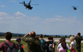 průlet amerických bitevních vrtulníků AH-64 Apache.