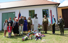 rodina Dusíkova u pomníku Jana Kubiše