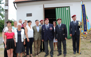 rodina a členové Klubu výsadkových veteránů Jana Kubiše Brno