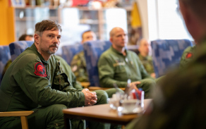 Beseda s piloty a příslušníky inženýrsko letecké služby