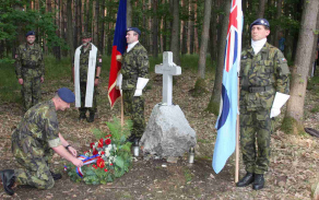 zástupce velitele základny uctil památku pilota položením věnce u pomníku