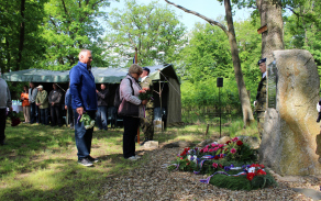 syn pplk. in memoriam Jana Vavrdy Jaroslav s manželkou uctili památku výsadkářů kyticí u pomníku