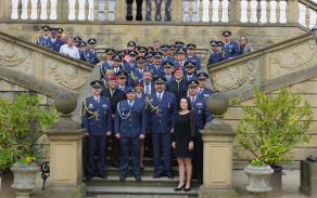 společná fotografie vojáků a hostů