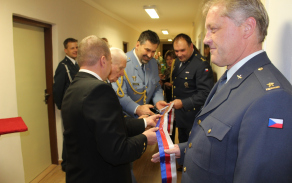 společné přestřihnutí pásky - zleva plukovník Svoboda, generál Boček, plukovník Čepelka