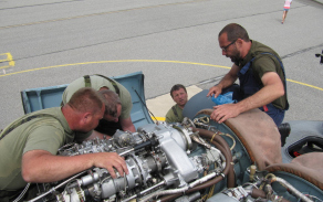Technický personál při opravě vrtulníku Mi-171Š