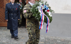 Položení věnce před bpamátníkem válečných veteránů na budově radnice v Náměšti nad Oslavou