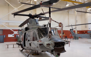 UH-1Y se složenými listy rotoru