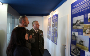 v expozici