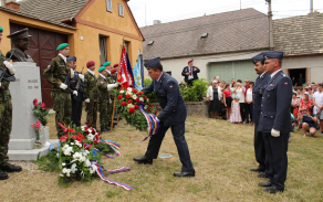 velení základny pokládá věnec