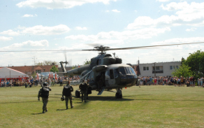 po seskocích vyzvedává parašutisty vrtulník Mi-171