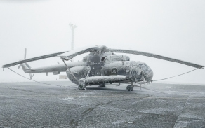 Vrtulník Mi-171Š zabalen do ochranné plachty