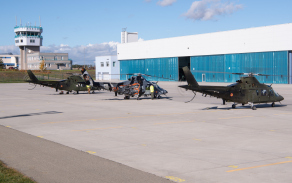 Vrtulníky A-109AB před hangárem