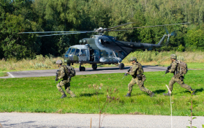 Výsadek vojáků vrtulníkem Mi-171