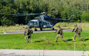 Výsadek vojáků vrtulníkem Mi-171