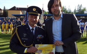 plukovník Miroslav Svoboda přebírá dárkový šek z rukou ředitele FC Vysočina Jana Staňka 