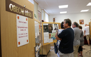 lidé si přišli prohlédnout výstavu mapující historii skupiny Lenka-Jih a Spelter