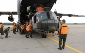 Vytláčení vrtulníku z C-17