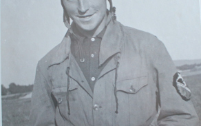 dobová fotografie mladého Tománka v pilotním 