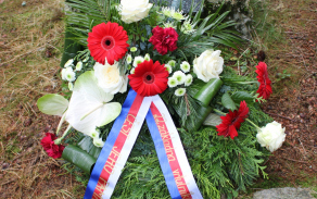 pietní místo s malým pomníčkem na počest kpt. Jana Zikla, u kterého dnes vojáci z Náměště položili věnec