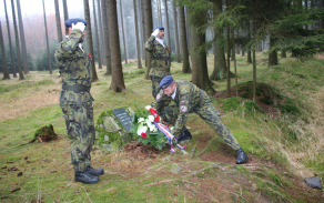 vojáci z vrtulníkové základny Náměšť položili na místě nehody věnec