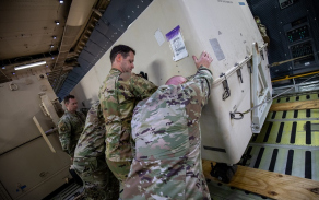 Vykládání kontejneru s bezpilotním letounem MQ-9 Reaper