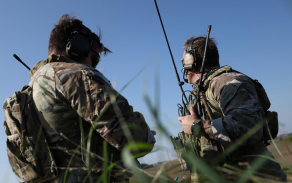 Americký tým JTAC při navádění letadla na cíl