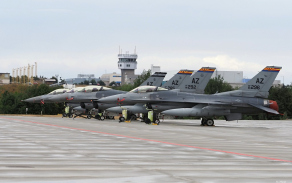 Americké stíhací letouny F-16 Fighting Falcon