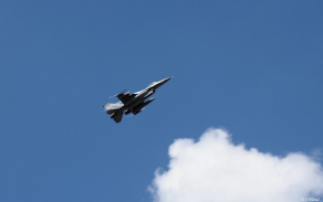 Z výcviku aktivní zálohy - kasárna Vícenice - americký stíhací letoun F-16 Fighting Falcon