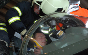 Praktický nácvik vyproštění osádky z vrtulníku Mi-24