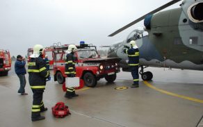 Praktický nácvik vyproštění osádky z vrtulníku Mi-24